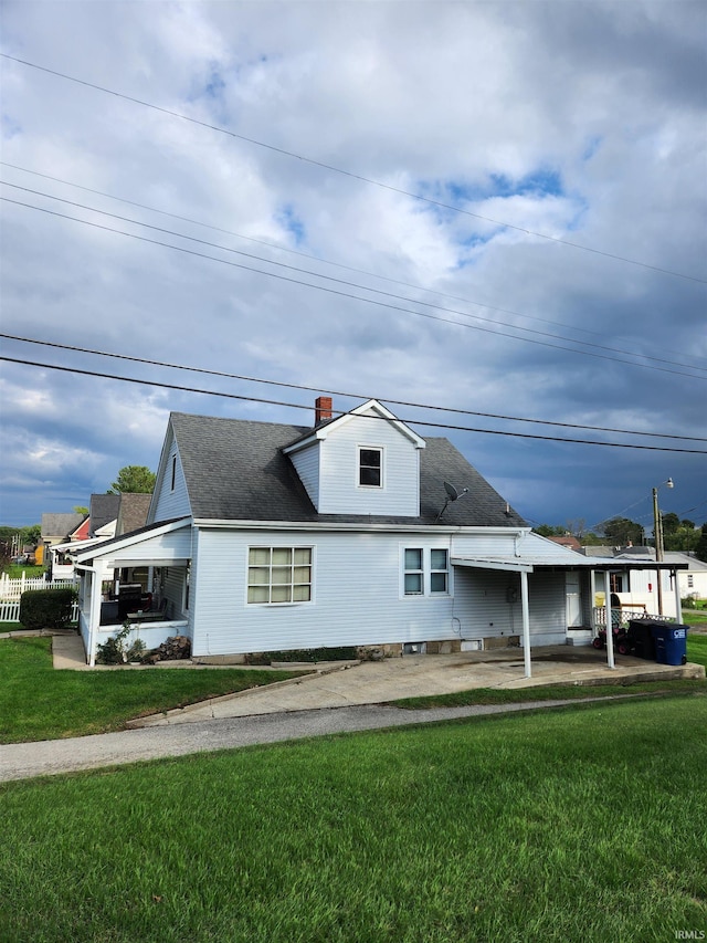 view of side of property featuring a lawn