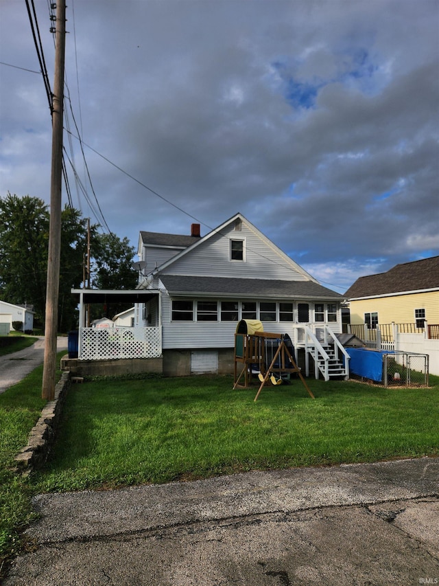 view of front of property with a front yard