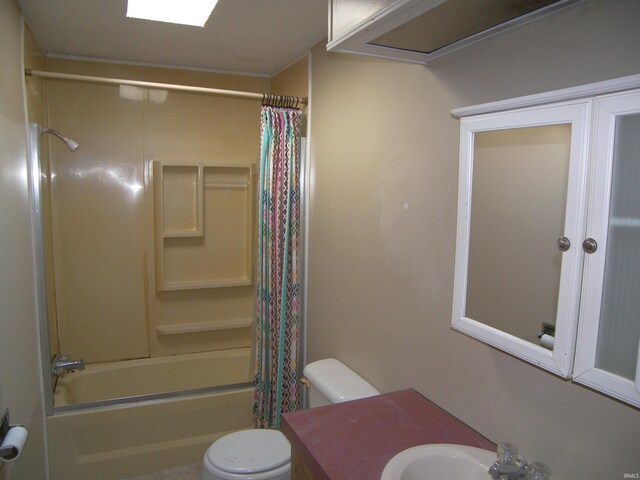 full bathroom with shower / bath combination with curtain, vanity, and toilet