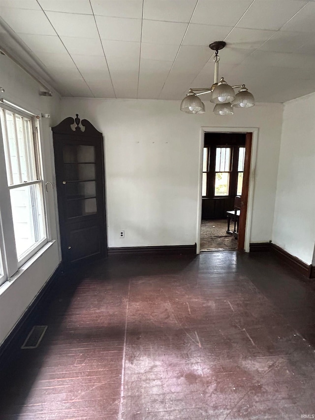 spare room featuring a notable chandelier