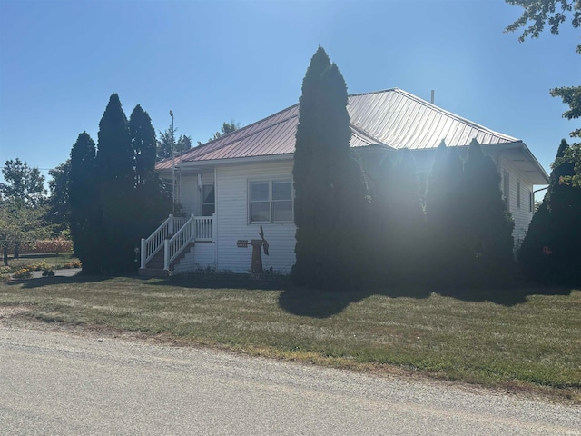 view of front of home featuring a front lawn