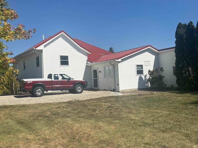 view of front of property featuring a front lawn