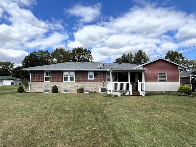 ranch-style home featuring a front lawn and covered porch