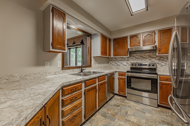 kitchen with backsplash, sink, and stainless steel appliances