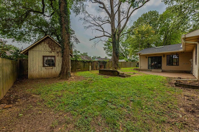 view of yard featuring a patio