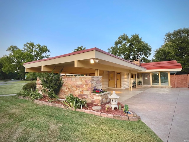 view of front of property with a patio area and a front yard