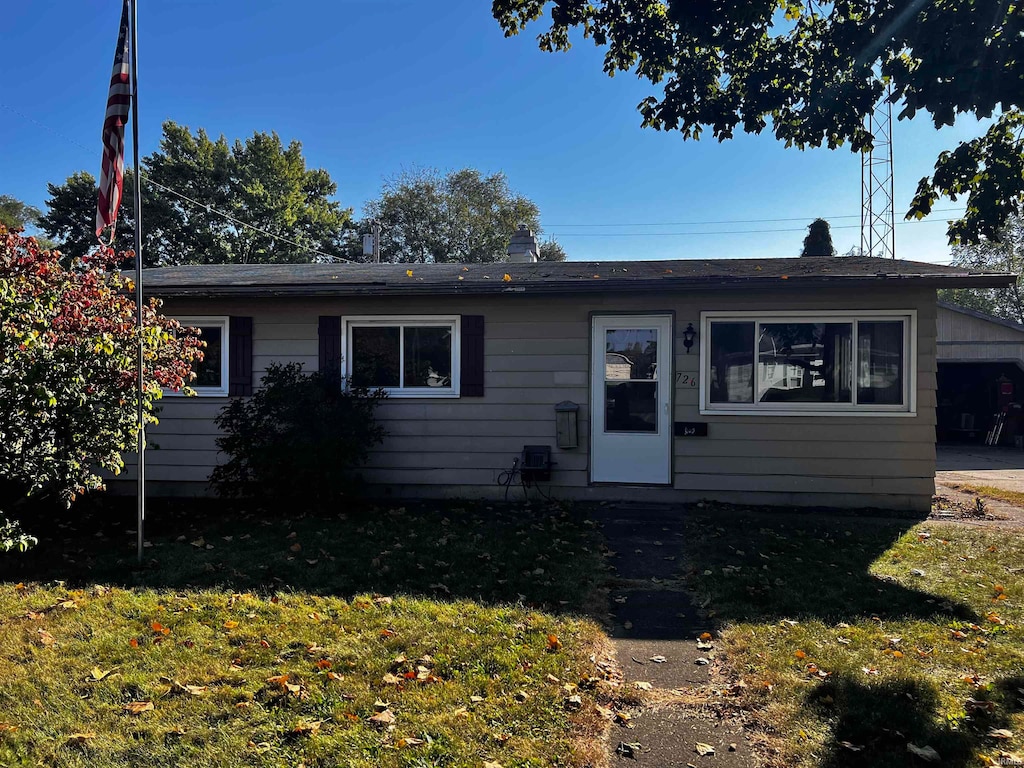 single story home featuring a front lawn