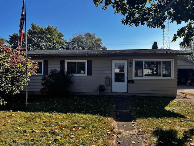 single story home featuring a front lawn