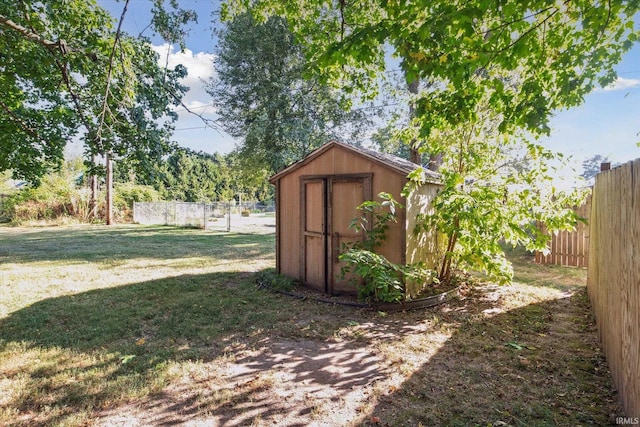 view of yard featuring a storage shed