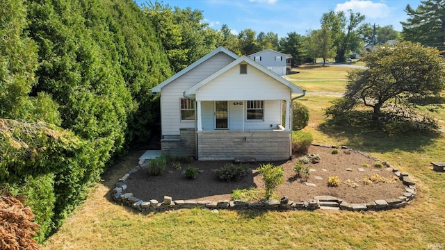 view of front facade with a front lawn