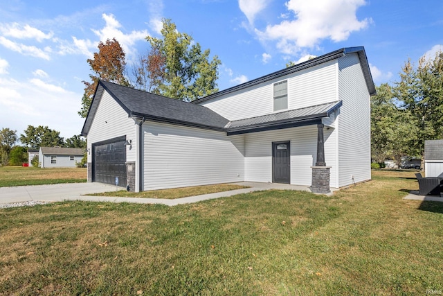 view of front facade featuring a front lawn and a garage