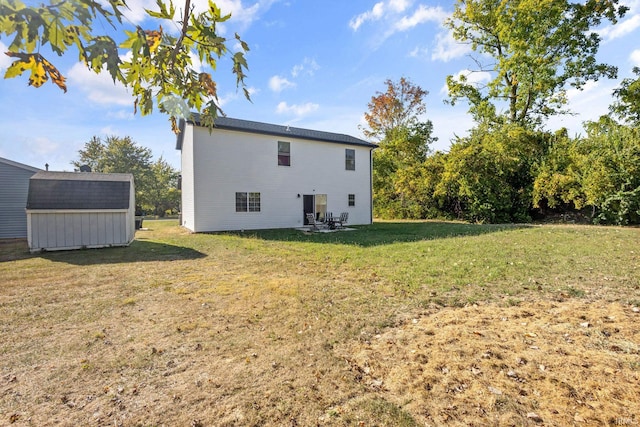 view of yard featuring a storage unit