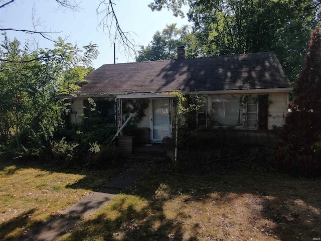 view of front of property featuring a front yard