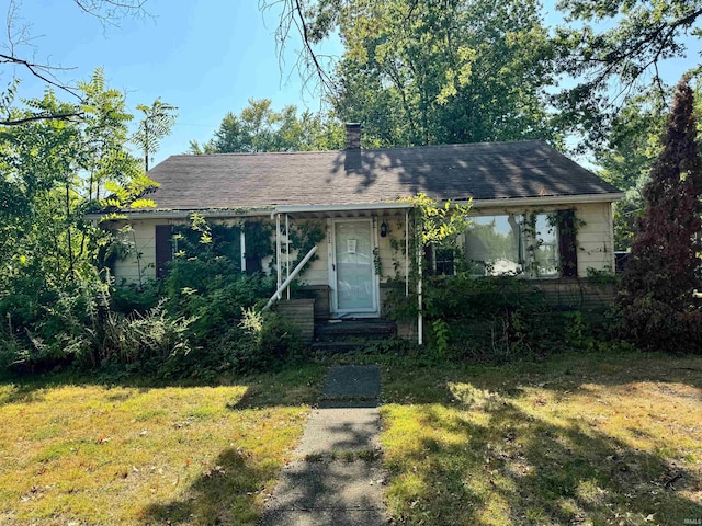 view of front of property featuring a front yard