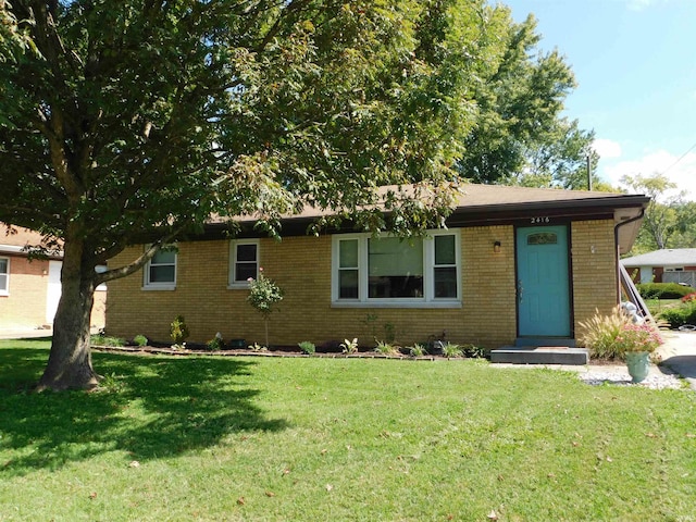 ranch-style house featuring a front yard