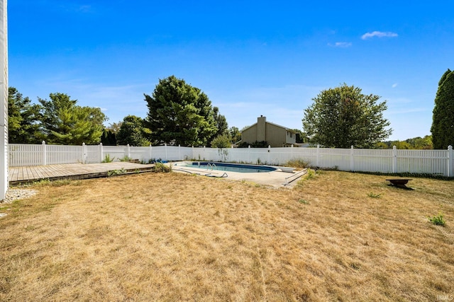 view of yard featuring a fenced in pool