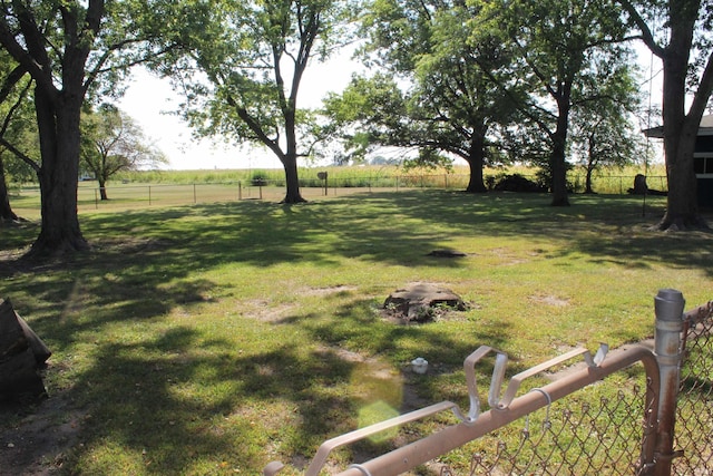 view of yard featuring a rural view