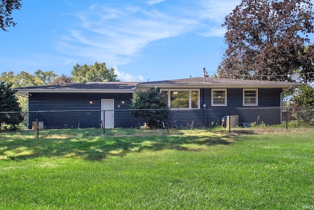 view of front of home featuring a front lawn