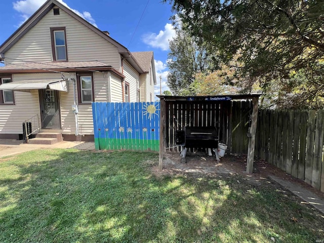 view of side of property featuring a lawn