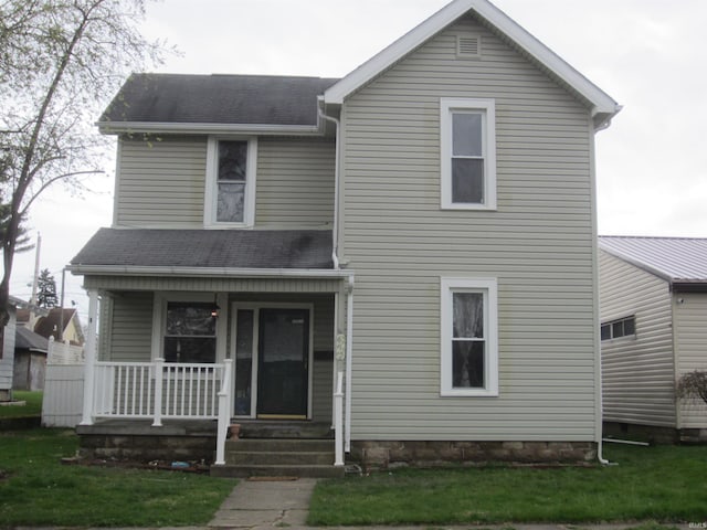 view of front of property featuring a front lawn and a porch