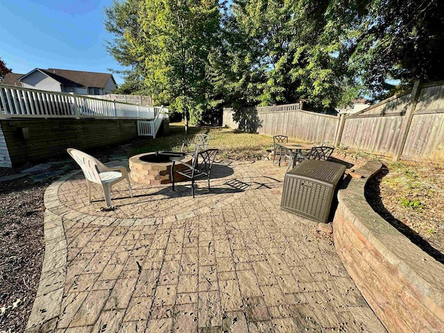 view of patio with an outdoor fire pit