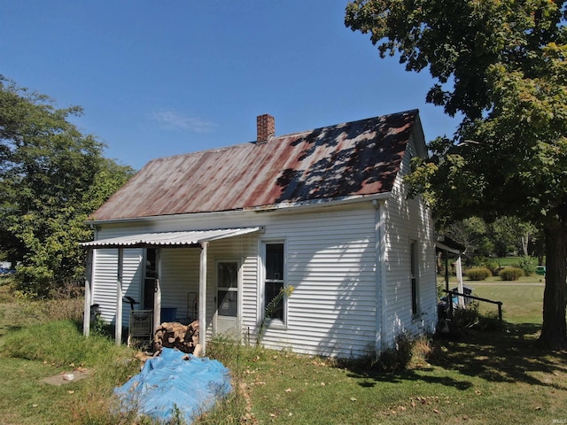 view of front of house with a front lawn