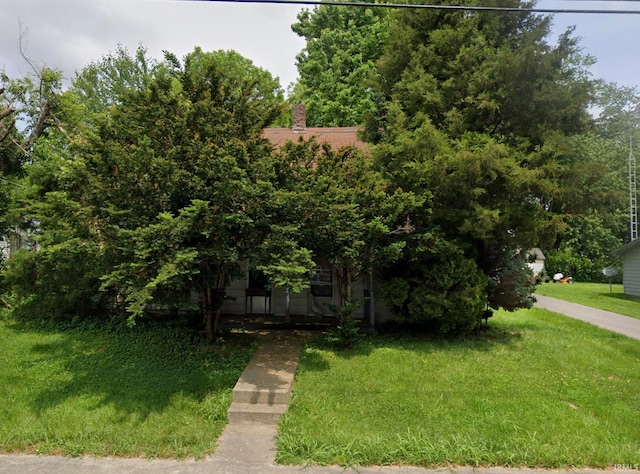 view of front of home with a front yard