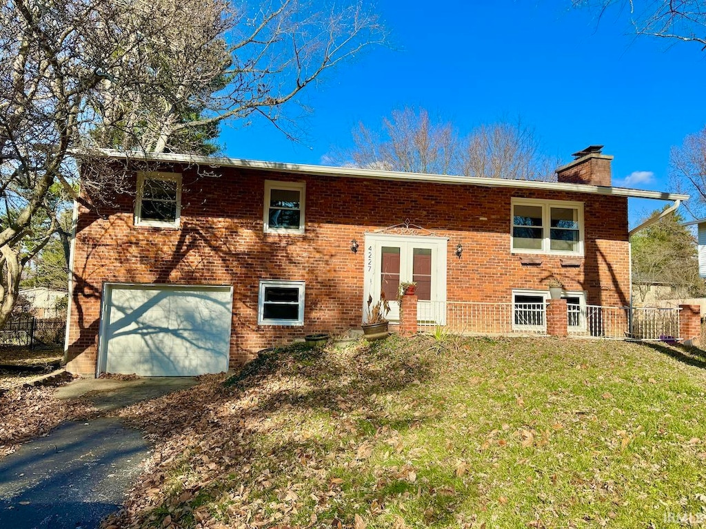 view of front of house with a front lawn and a garage