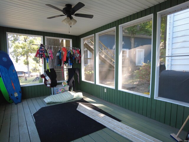 sunroom featuring ceiling fan