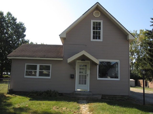 view of front of property featuring a front yard