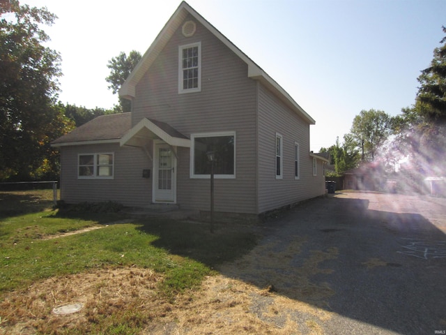 front facade featuring a front lawn