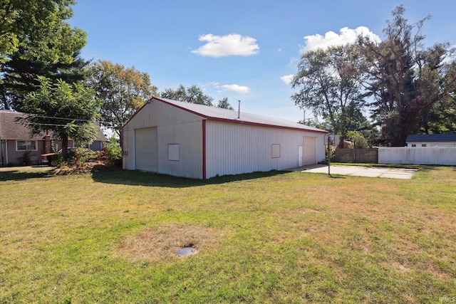 view of yard with an outbuilding