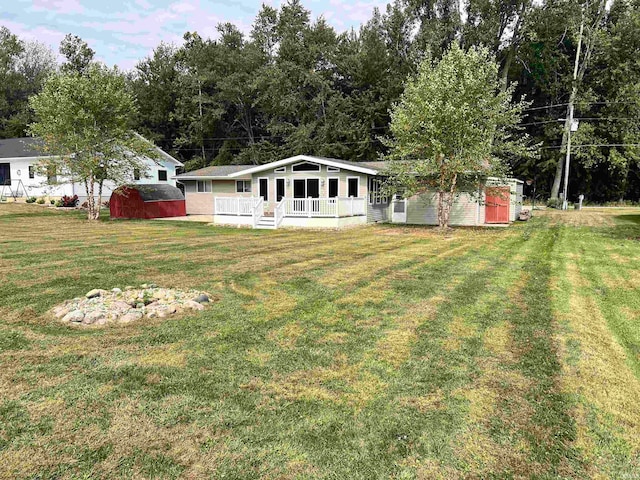 view of yard featuring a shed