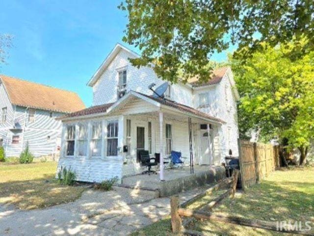 view of front of home featuring a front yard