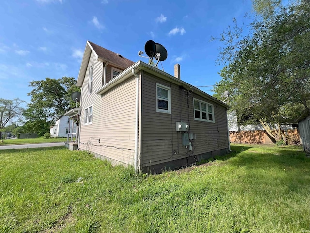 view of side of property featuring a lawn