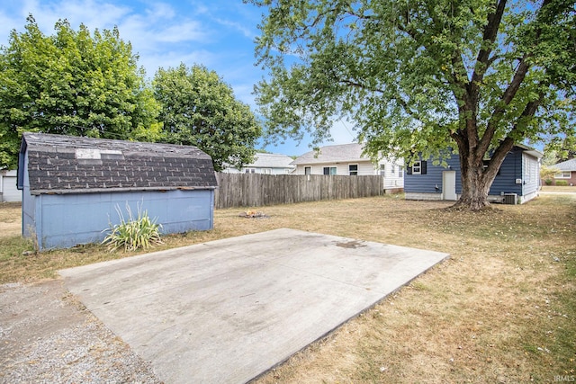 view of yard with an outdoor structure