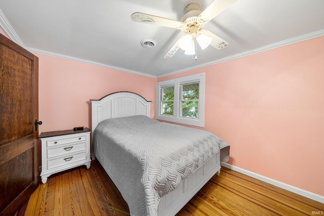 bedroom featuring light hardwood / wood-style floors, ornamental molding, and ceiling fan