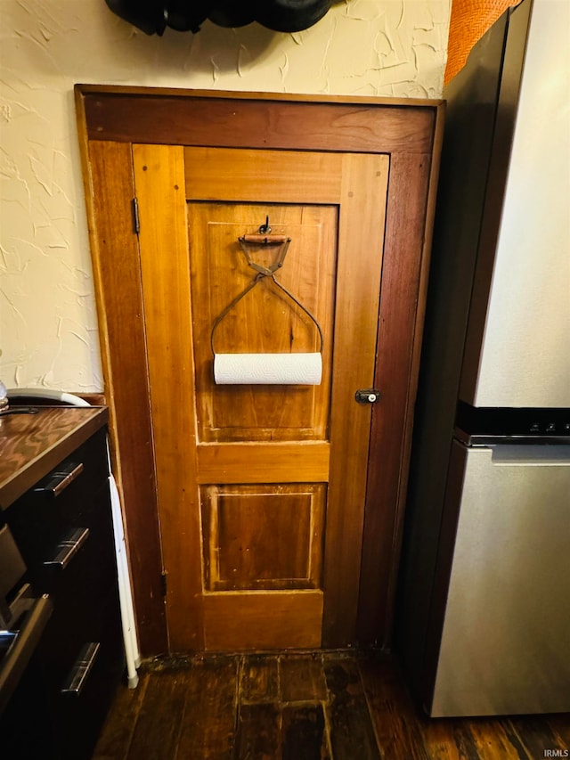 interior details with hardwood / wood-style floors