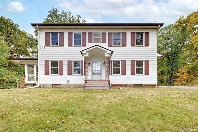 colonial house featuring a front lawn