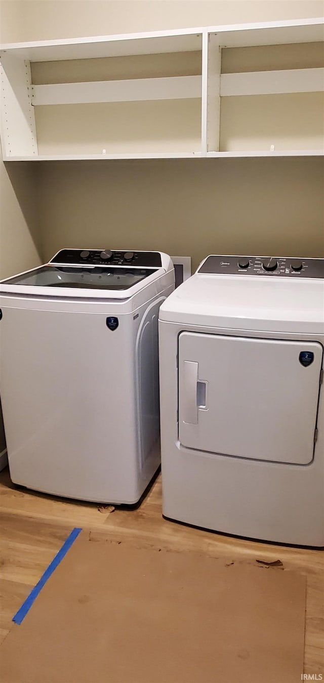 laundry room featuring light hardwood / wood-style floors and independent washer and dryer