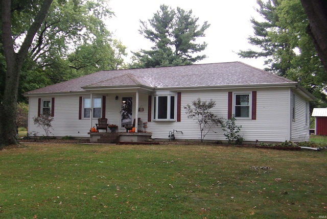 ranch-style home featuring a front lawn