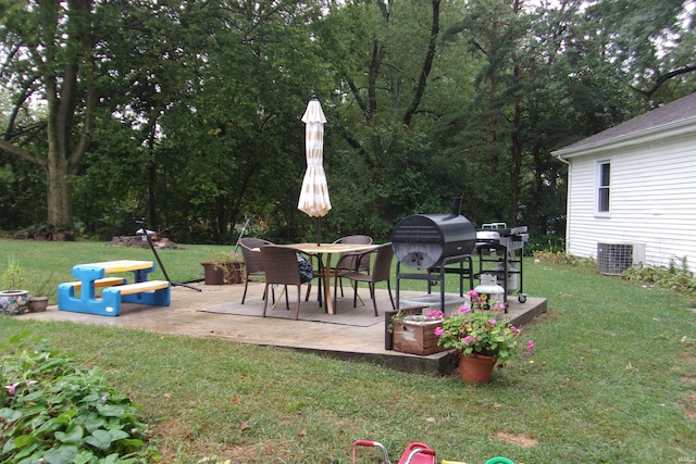 view of yard with a patio