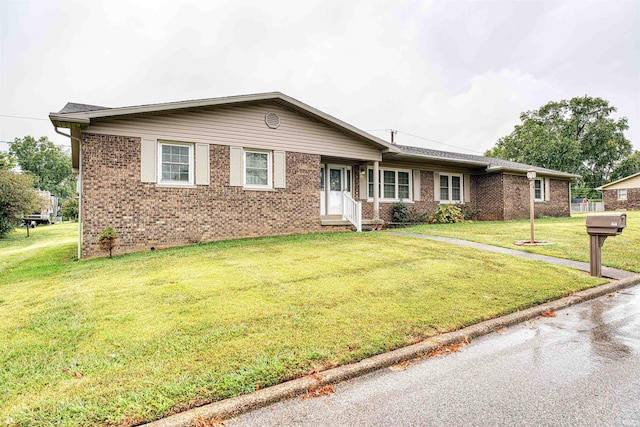 ranch-style home featuring a front lawn