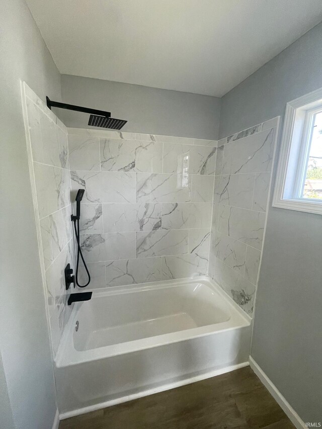 bathroom featuring tiled shower / bath combo