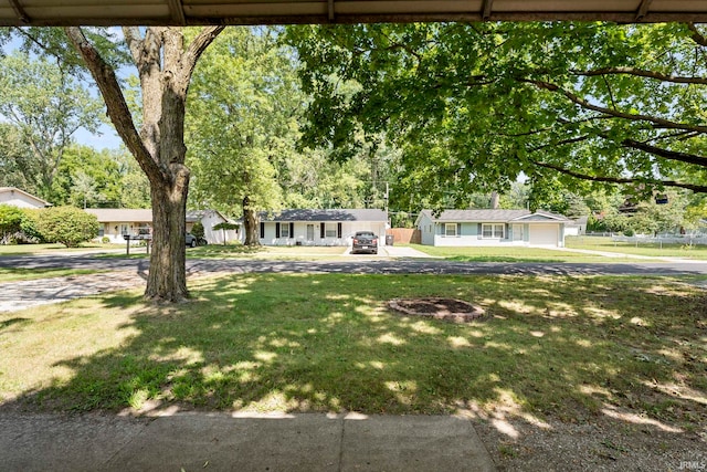 ranch-style house featuring a front yard