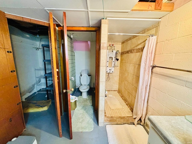 bathroom featuring concrete floors, toilet, and walk in shower