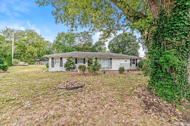 ranch-style house featuring a front yard