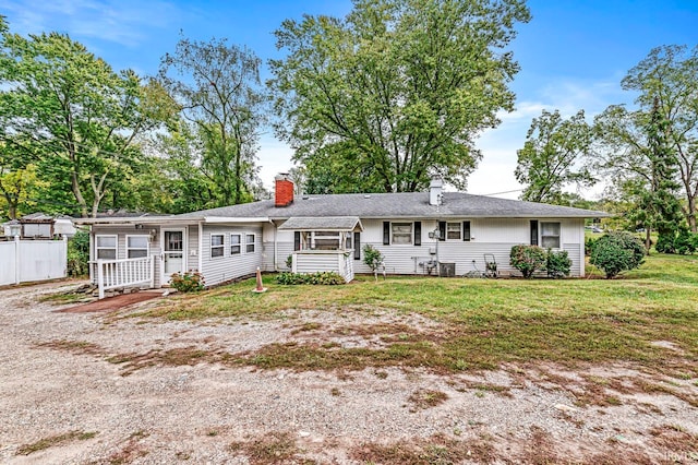 single story home with a front lawn