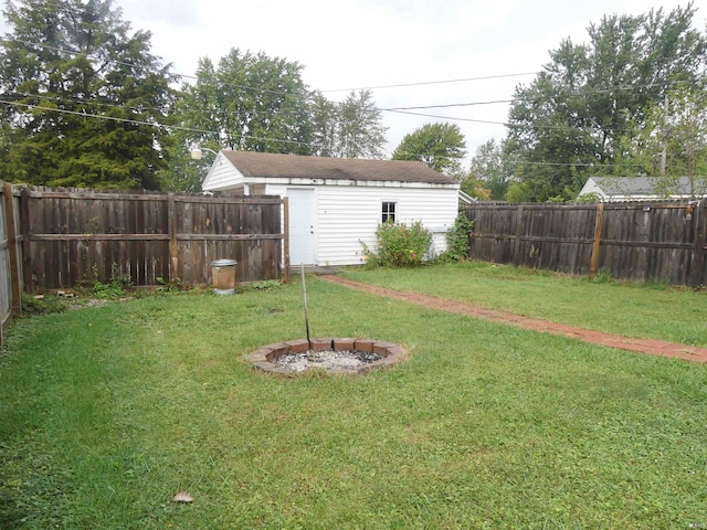 view of yard with an outdoor structure