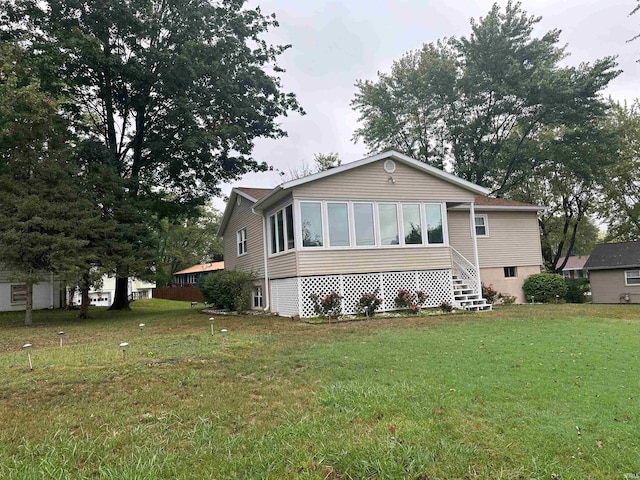 view of front facade with a front yard